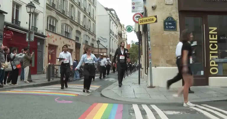 ওয়েটারদের দৌড় প্রতিযোগিতা